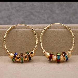 EARRING    WITH DESIGN, AND WHEELS PENDANT OF COLORED GLASS.